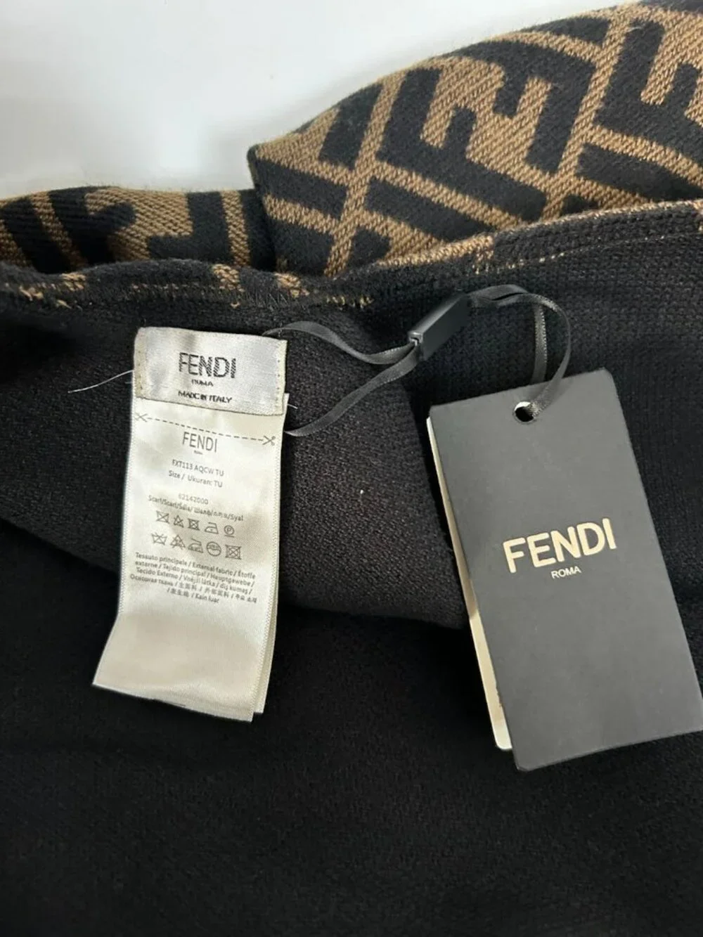 FENDI Women's Wool Shawl Scarf Warm Stylish Accessory - Picture 4 of 4